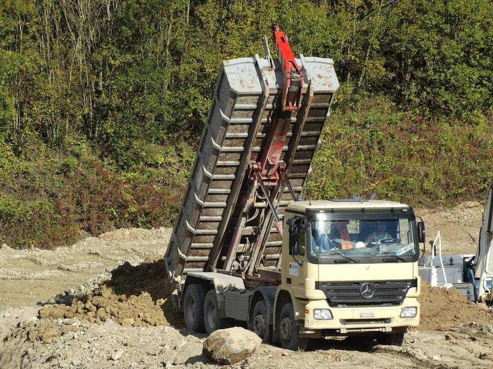 Camion benne renversé